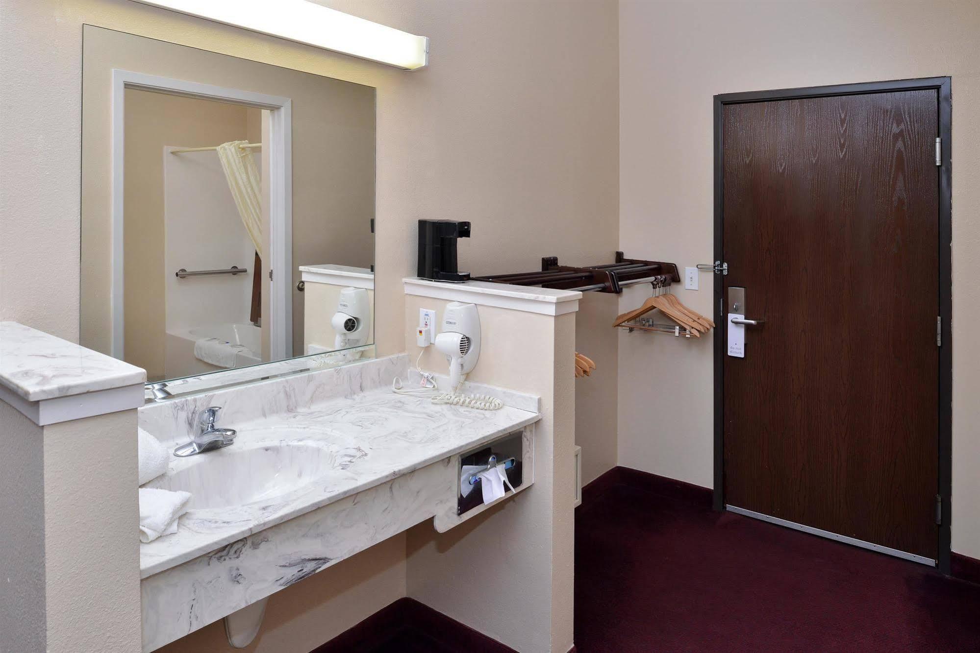 Americas Best Value Inn Somerville Texas Екстериор снимка